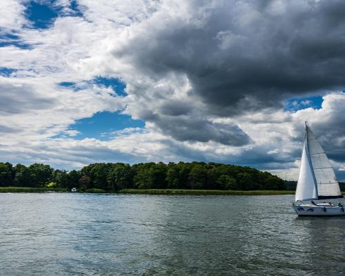 Działka budowlana w pobliżu jeziora.