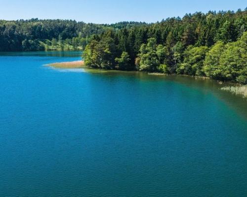 Mazury, jezioro Garbas, duża działka.
