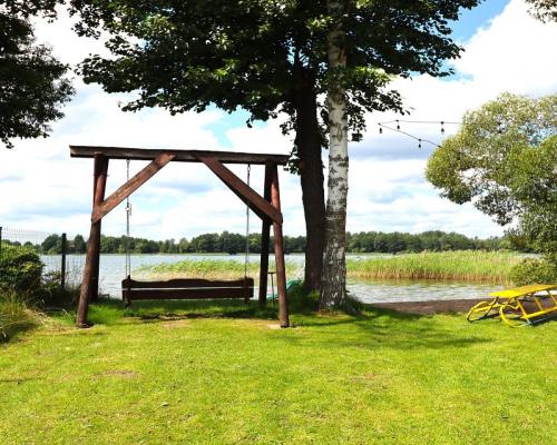 Działka nad jeziorem Serwy