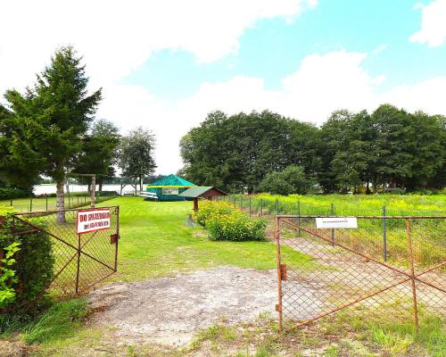 Działka nad jeziorem Serwy