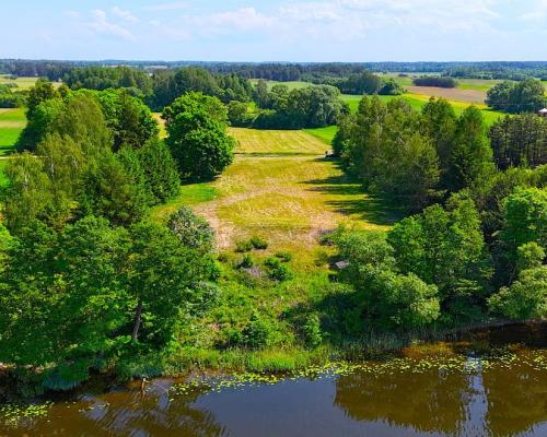 Działka nad jeziorem