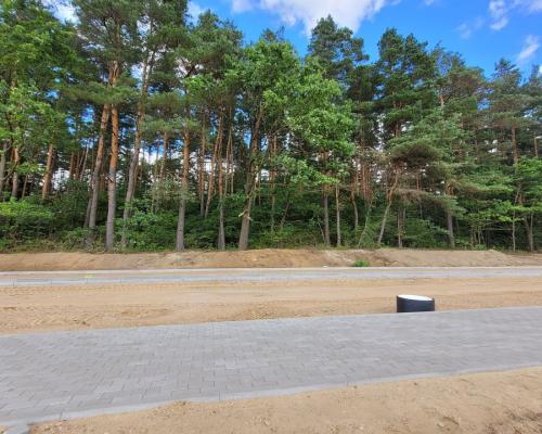 Działka inwestycyjna w pobliżu lasu.