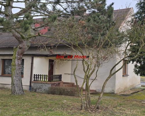 Niewielki dom w spokojnym miejscu.