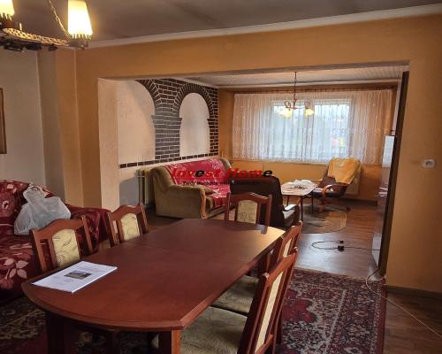 Niewielki dom w spokojnym miejscu.