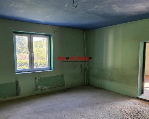 Dom do remontu z lasem.