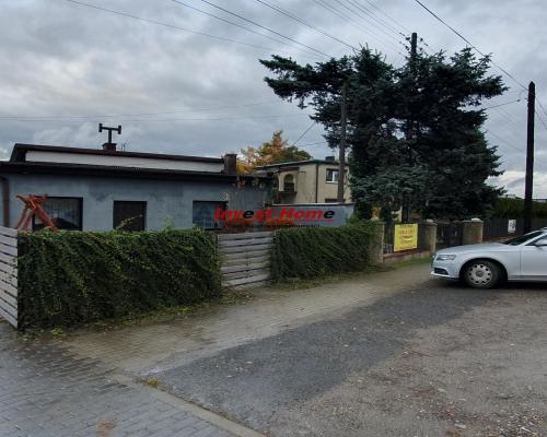 Budynek usługowo - handlowy przy głównej drodze.