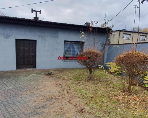 Budynek usługowo - handlowy przy głównej drodze.