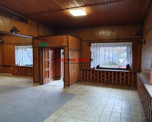 Budynek usługowo - handlowy przy głównej drodze.