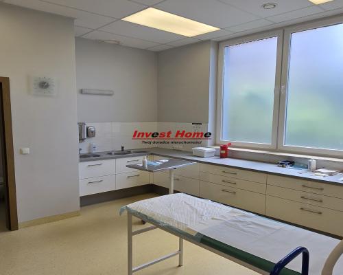 Budynek (klinika oraz dom) w dobrej lokalizacji.