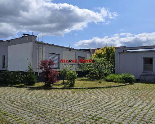 Budynek (klinika oraz dom) w dobrej lokalizacji.