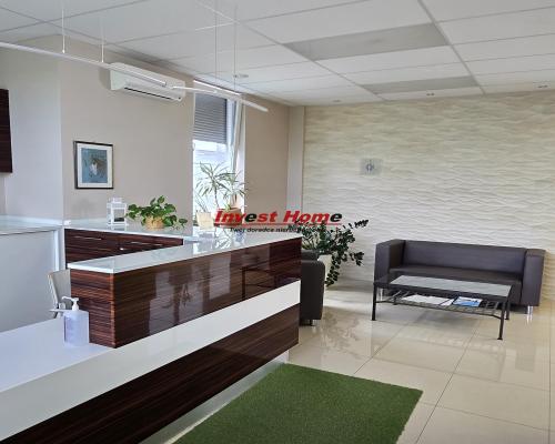 Budynek (klinika oraz dom) w dobrej lokalizacji.