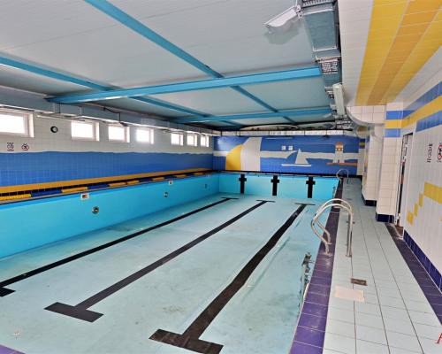 lokal handlowo usługowy  435  m2 z basenem