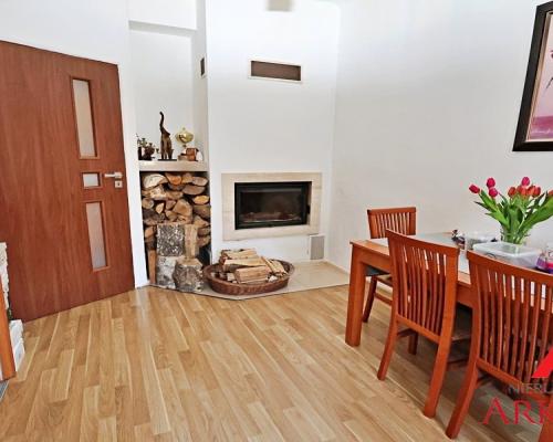 Arkadia Nieruchomości oferuje na sprzedaż przytulne, 3 -pokojowe mieszkanie położone na pierwszym  piętrze w kamienicy w Centru