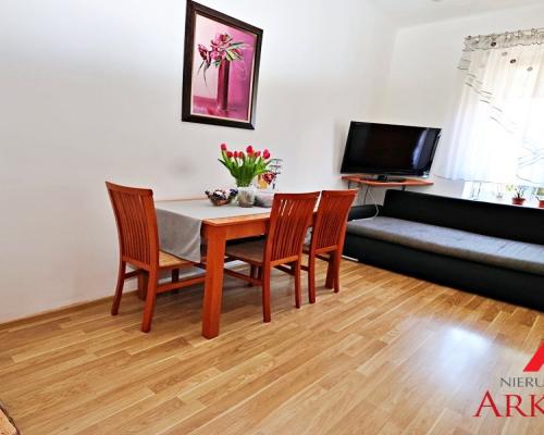 Arkadia Nieruchomości oferuje na sprzedaż przytulne, 3 -pokojowe mieszkanie położone na pierwszym  piętrze w kamienicy w Centru