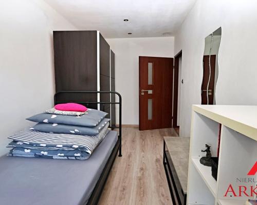 Arkadia Nieruchomości oferuje na sprzedaż przytulne, 3 -pokojowe mieszkanie położone na pierwszym  piętrze w kamienicy w Centru