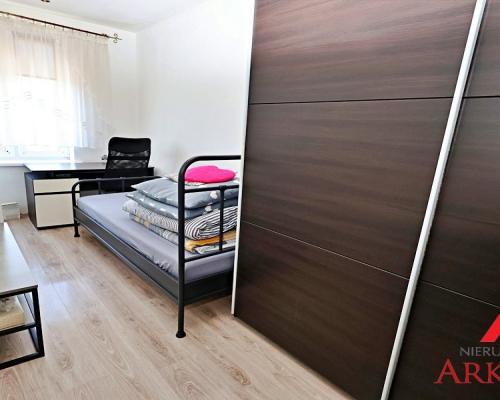 Arkadia Nieruchomości oferuje na sprzedaż przytulne, 3 -pokojowe mieszkanie położone na pierwszym  piętrze w kamienicy w Centru