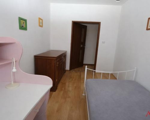 Arkadia Nieruchomości oferuje na sprzedaż przytulne, 3 -pokojowe mieszkanie położone na pierwszym  piętrze w kamienicy w Centru