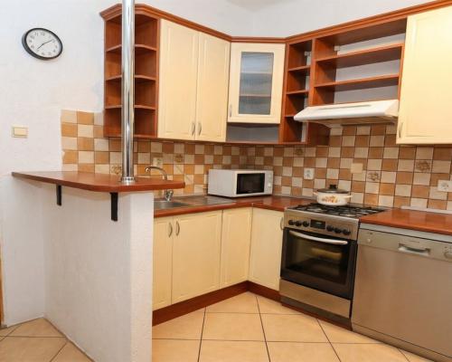 Arkadia Nieruchomości oferuje na sprzedaż przytulne, 3 -pokojowe mieszkanie położone na pierwszym  piętrze w kamienicy w Centru