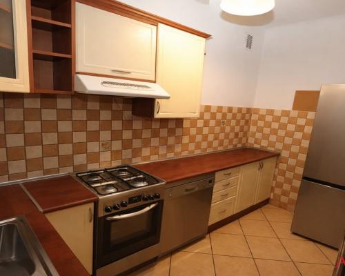 Arkadia Nieruchomości oferuje na sprzedaż przytulne, 3 -pokojowe mieszkanie położone na pierwszym  piętrze w kamienicy w Centru