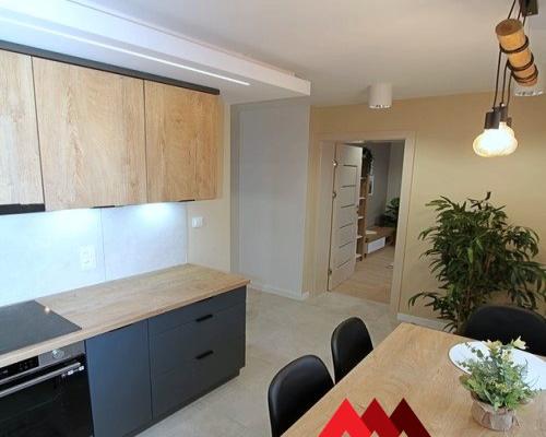 Prezentujemy wyjątkową ofertę wynajmu przestronnego mieszkania trzypokojowego o powierzchni około 70 m², oferowanego przez