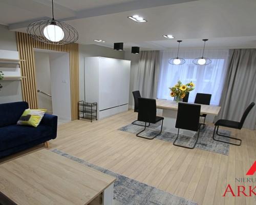 Prezentujemy wyjątkową ofertę wynajmu przestronnego mieszkania trzypokojowego o powierzchni około 70 m², oferowanego przez