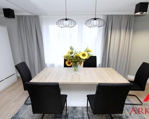 Prezentujemy wyjątkową ofertę wynajmu przestronnego mieszkania trzypokojowego o powierzchni około 70 m², oferowanego przez