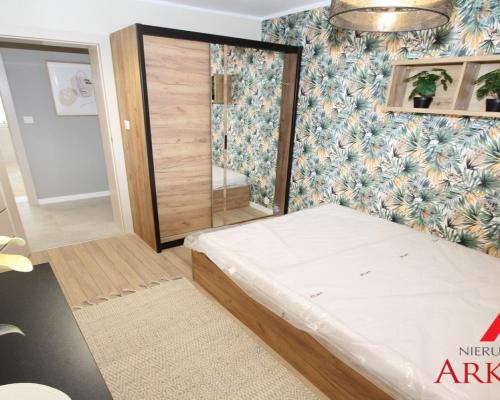 Prezentujemy wyjątkową ofertę wynajmu przestronnego mieszkania trzypokojowego o powierzchni około 70 m², oferowanego przez