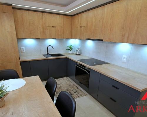 Prezentujemy wyjątkową ofertę wynajmu przestronnego mieszkania trzypokojowego o powierzchni około 70 m², oferowanego przez