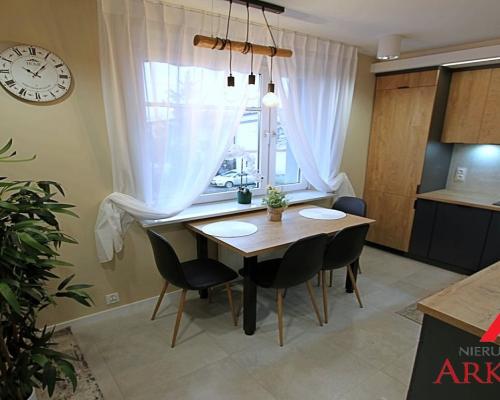 Prezentujemy wyjątkową ofertę wynajmu przestronnego mieszkania trzypokojowego o powierzchni około 70 m², oferowanego przez