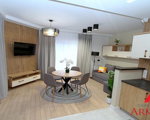 Z przyjemnością prezentujemy ofertę wynajmu eleganckiej kawalerki o powierzchni około 24 m², zaproponowanej przez Arkadia