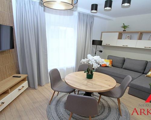 Z przyjemnością prezentujemy ofertę wynajmu eleganckiej kawalerki o powierzchni około 24 m², zaproponowanej przez Arkadia