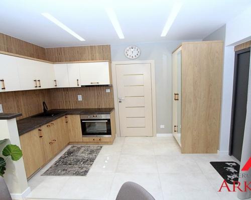 Z przyjemnością prezentujemy ofertę wynajmu eleganckiej kawalerki o powierzchni około 24 m², zaproponowanej przez Arkadia