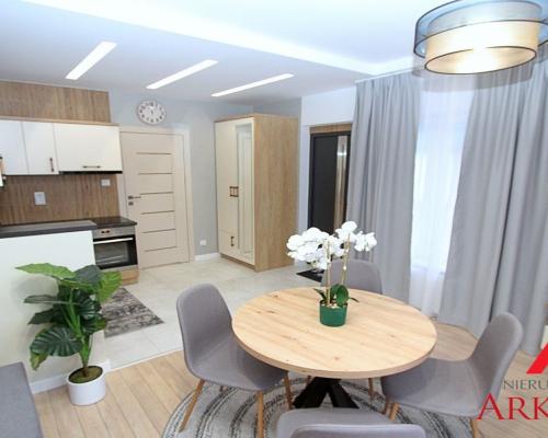 Z przyjemnością prezentujemy ofertę wynajmu eleganckiej kawalerki o powierzchni około 24 m², zaproponowanej przez Arkadia