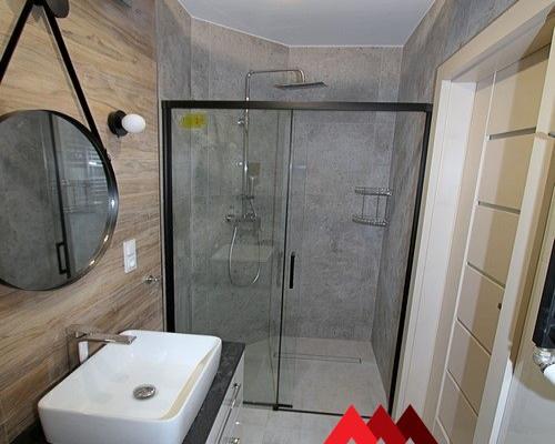 Z przyjemnością prezentujemy ofertę wynajmu eleganckiej kawalerki o powierzchni około 24 m², zaproponowanej przez Arkadia