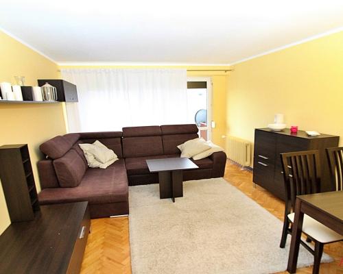 Do wynajęcia przytulne 2-pokojowe mieszkanie o powierzchni 38 m² , położone na  4. piętrze  w bloku na  osiedlu Kazimierza