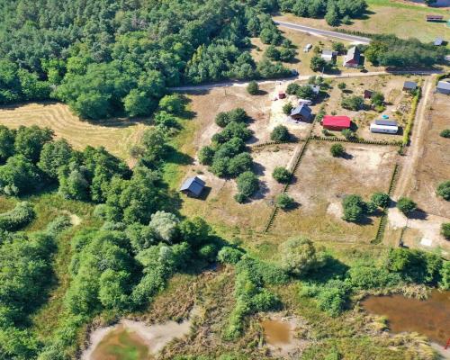 Wyobraź sobie poranek, kiedy budzisz się we własnym domu położonym w sercu natury. Otwierasz okno, a Twoim oczom ukazuje się wi