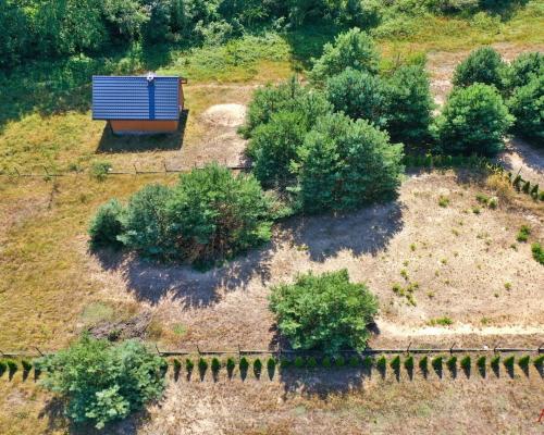 Wyobraź sobie poranek, kiedy budzisz się we własnym domu położonym w sercu natury. Otwierasz okno, a Twoim oczom ukazuje się wi