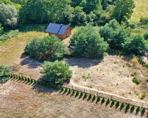 Wyobraź sobie poranek, kiedy budzisz się we własnym domu położonym w sercu natury. Otwierasz okno, a Twoim oczom ukazuje się wi