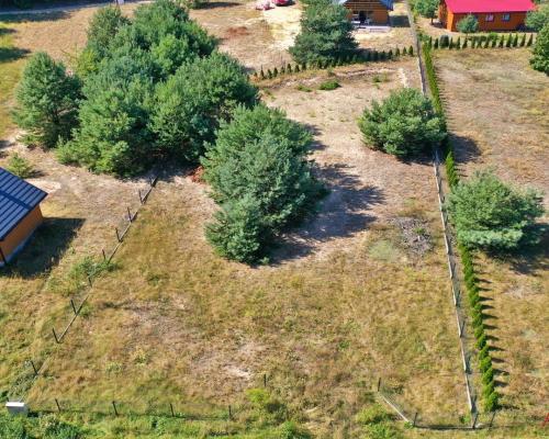 Wyobraź sobie poranek, kiedy budzisz się we własnym domu położonym w sercu natury. Otwierasz okno, a Twoim oczom ukazuje się wi