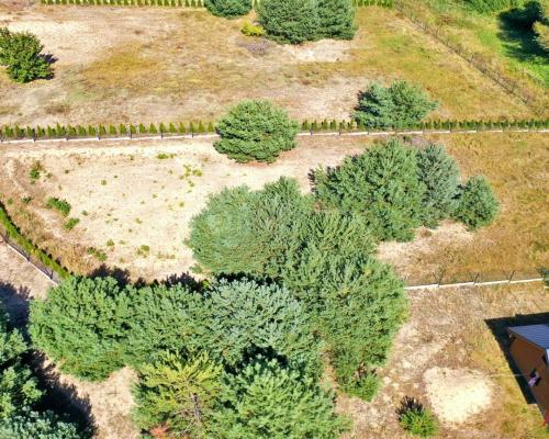 Wyobraź sobie poranek, kiedy budzisz się we własnym domu położonym w sercu natury. Otwierasz okno, a Twoim oczom ukazuje się wi