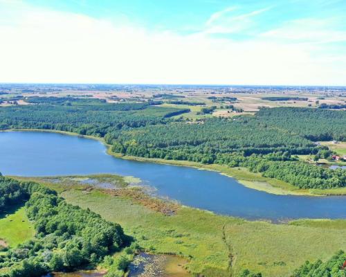Wyobraź sobie poranek, kiedy budzisz się we własnym domu położonym w sercu natury. Otwierasz okno, a Twoim oczom ukazuje się wi