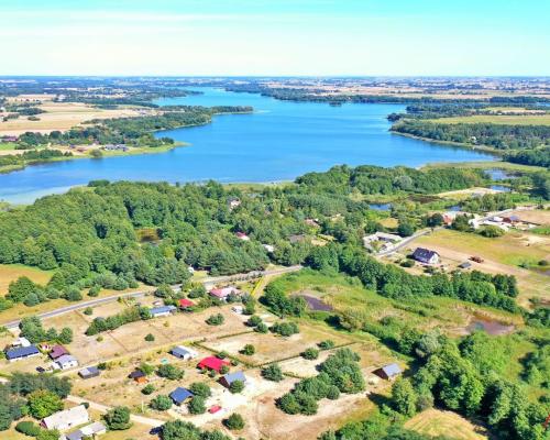 Wyobraź sobie poranek, kiedy budzisz się we własnym domu położonym w sercu natury. Otwierasz okno, a Twoim oczom ukazuje się wi