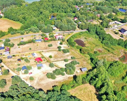 Wyobraź sobie poranek, kiedy budzisz się we własnym domu położonym w sercu natury. Otwierasz okno, a Twoim oczom ukazuje się wi