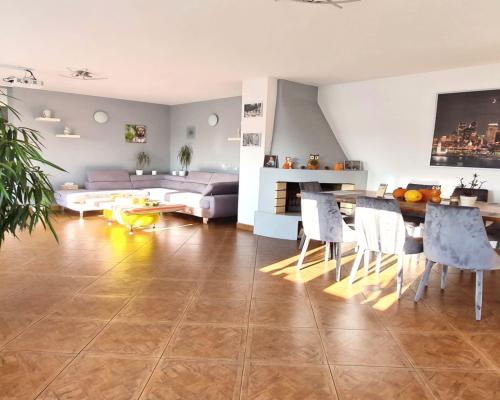 Polesie - dom z warsztatem samochodowym