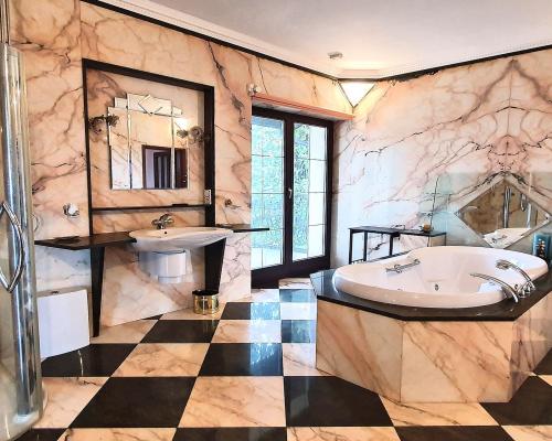 Bałuty / Marysin - na sprzedaż dom o pow. 1400 m2