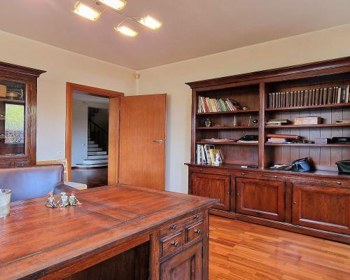 Dobra (gm. Stryków) dom 499 m2 na działce 0,47 ha