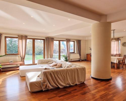 Dobra (gm. Stryków) dom 499 m2 na działce 0,47 ha