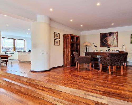 Dobra (gm. Stryków) dom 499 m2 na działce 0,47 ha