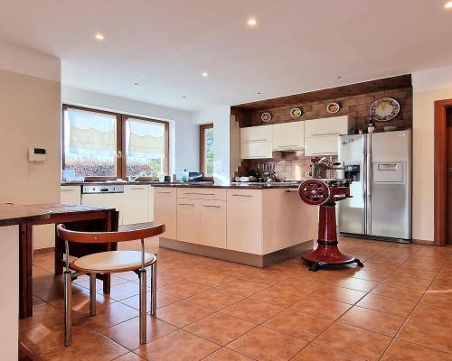 Dobra (gm. Stryków) dom 499 m2 na działce 0,47 ha