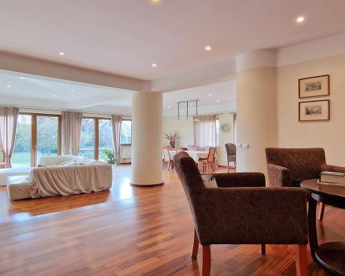 Dobra (gm. Stryków) dom 499 m2 na działce 0,47 ha